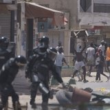 L'université de Dakar a pris des airs de champ de bataille. Des groupes de jeunes ont affronté à coups de pierres les policiers en tenue antiémeutes ripostant à coups de gaz lacrymogènes.